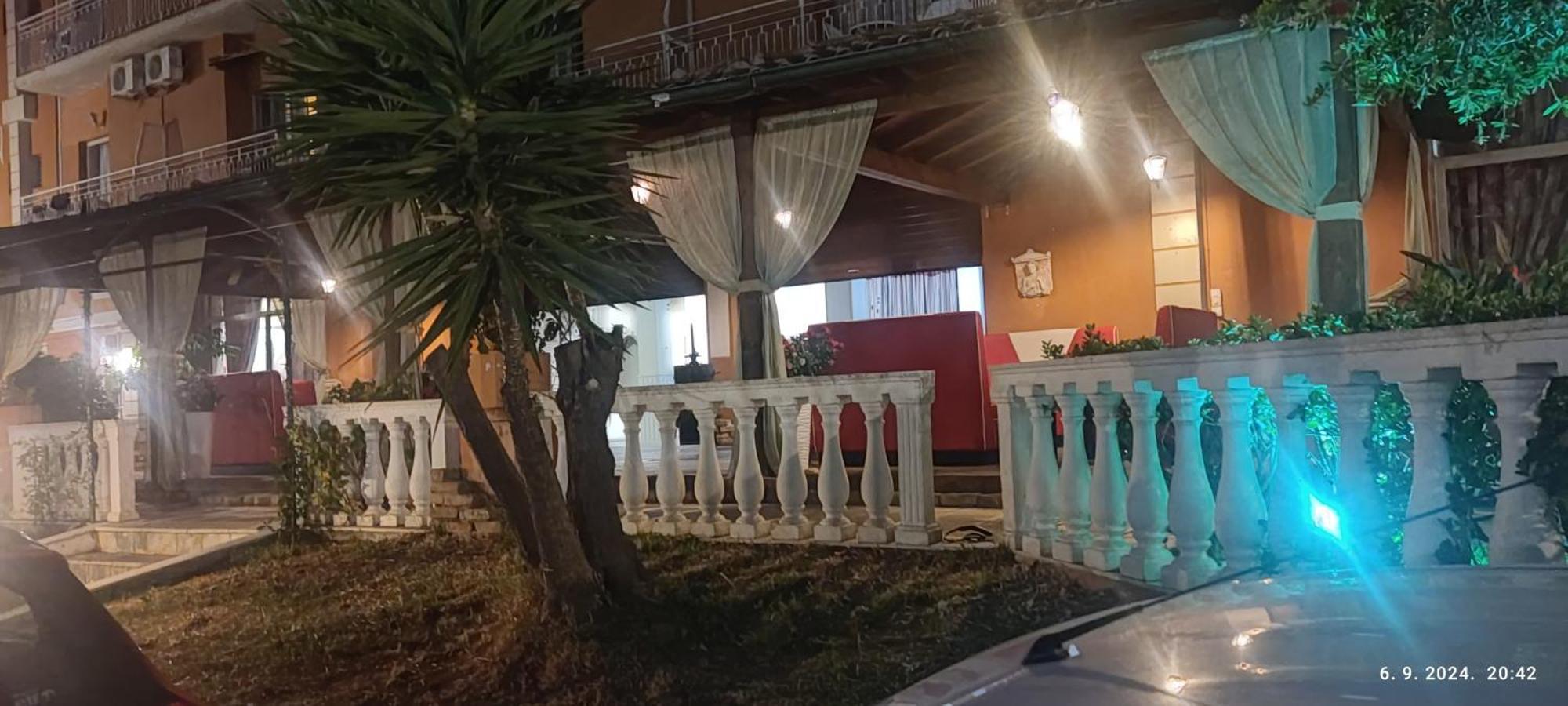 Pantheon Hall Hotel Mesongi Luaran gambar